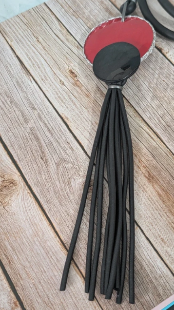 Collana lunga con cordino in caucciù e nappa decorativa