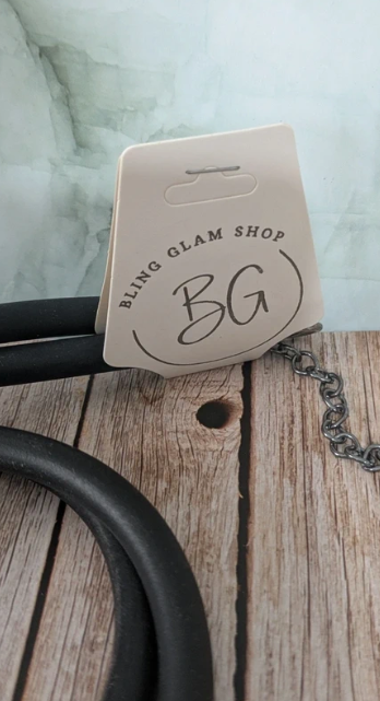 Collana lunga con cordino in caucciù e nappa decorativa