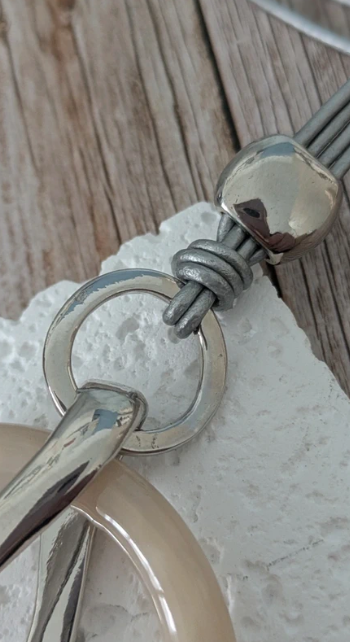 Collana con cordino multifilo argentato e pendente in resina