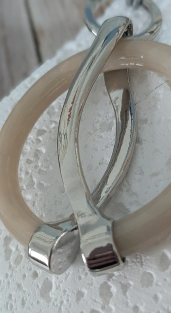 Collana con cordino multifilo argentato e pendente in resina