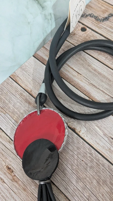 Collana lunga con cordino in caucciù e nappa decorativa