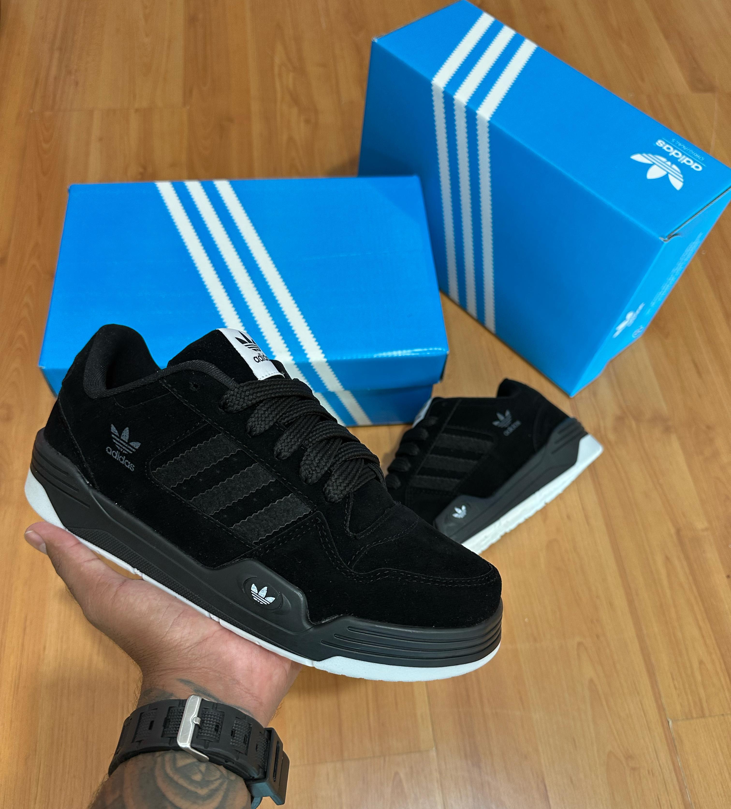 #036 Adidas Low CL camurça preto do 38 ao 43 R$212,90