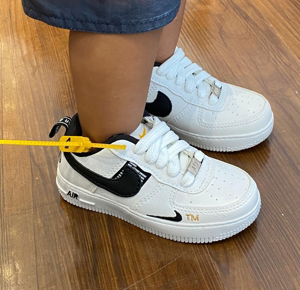 #053 Nike Air Force 1 TM infantil branco preto do 26 ao 33 R$149,90