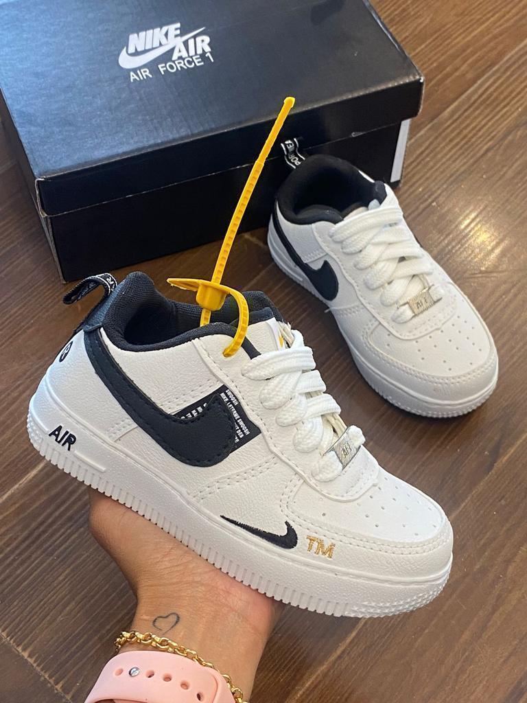 #053 Nike Air Force 1 TM infantil branco preto do 26 ao 33 R$149,90