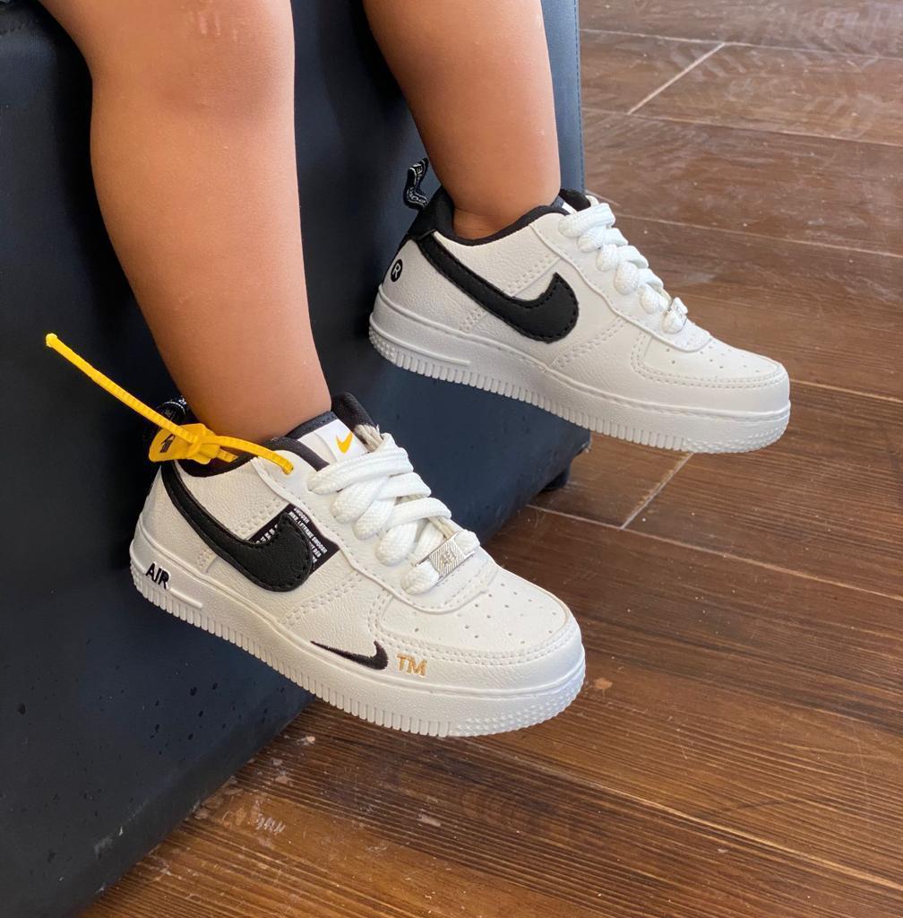 #053 Nike Air Force 1 TM infantil branco preto do 26 ao 33 R$149,90