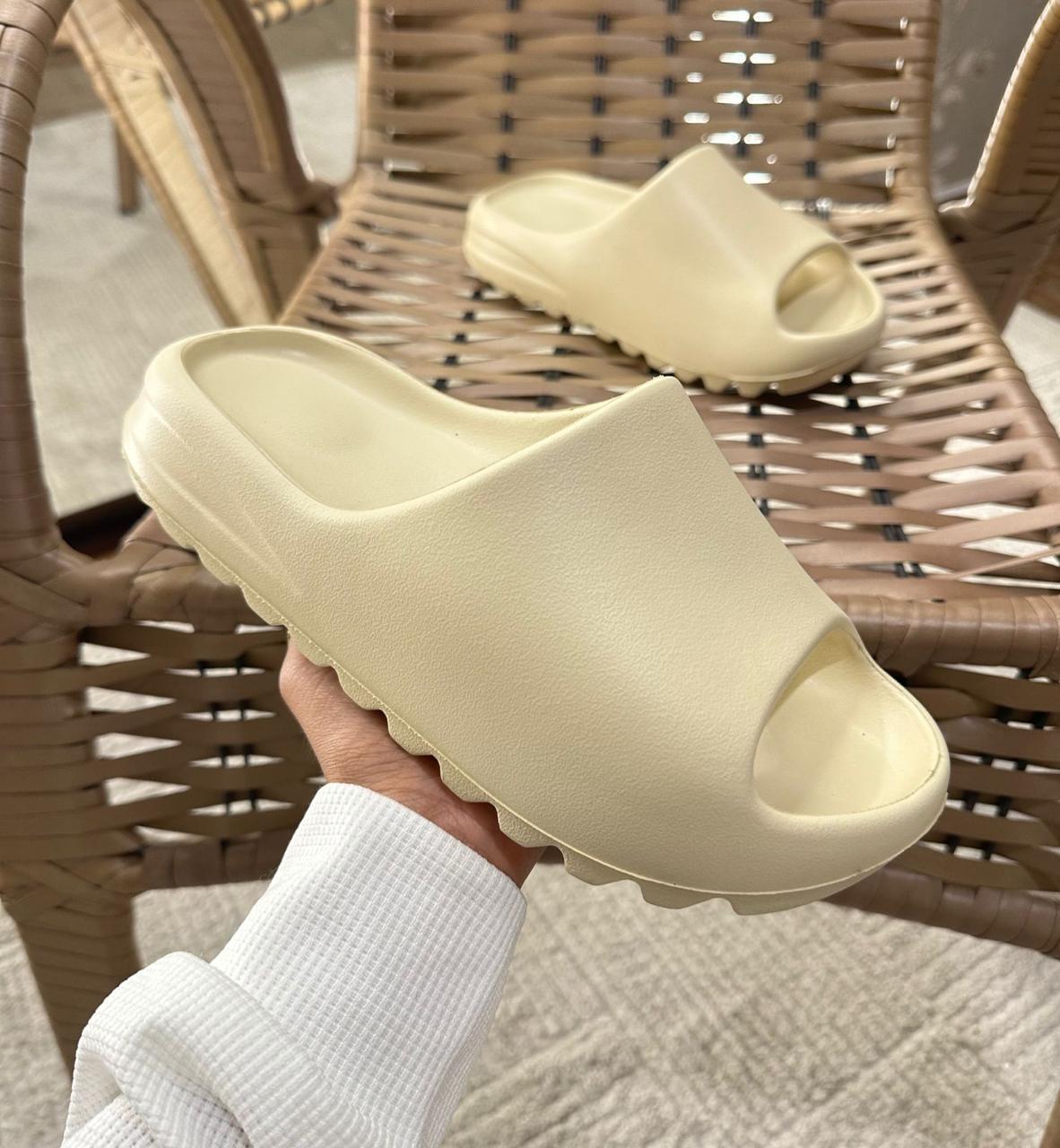 #067 Slide Adidas Yeezy EVA Off do 33 ao 44 R$149,90