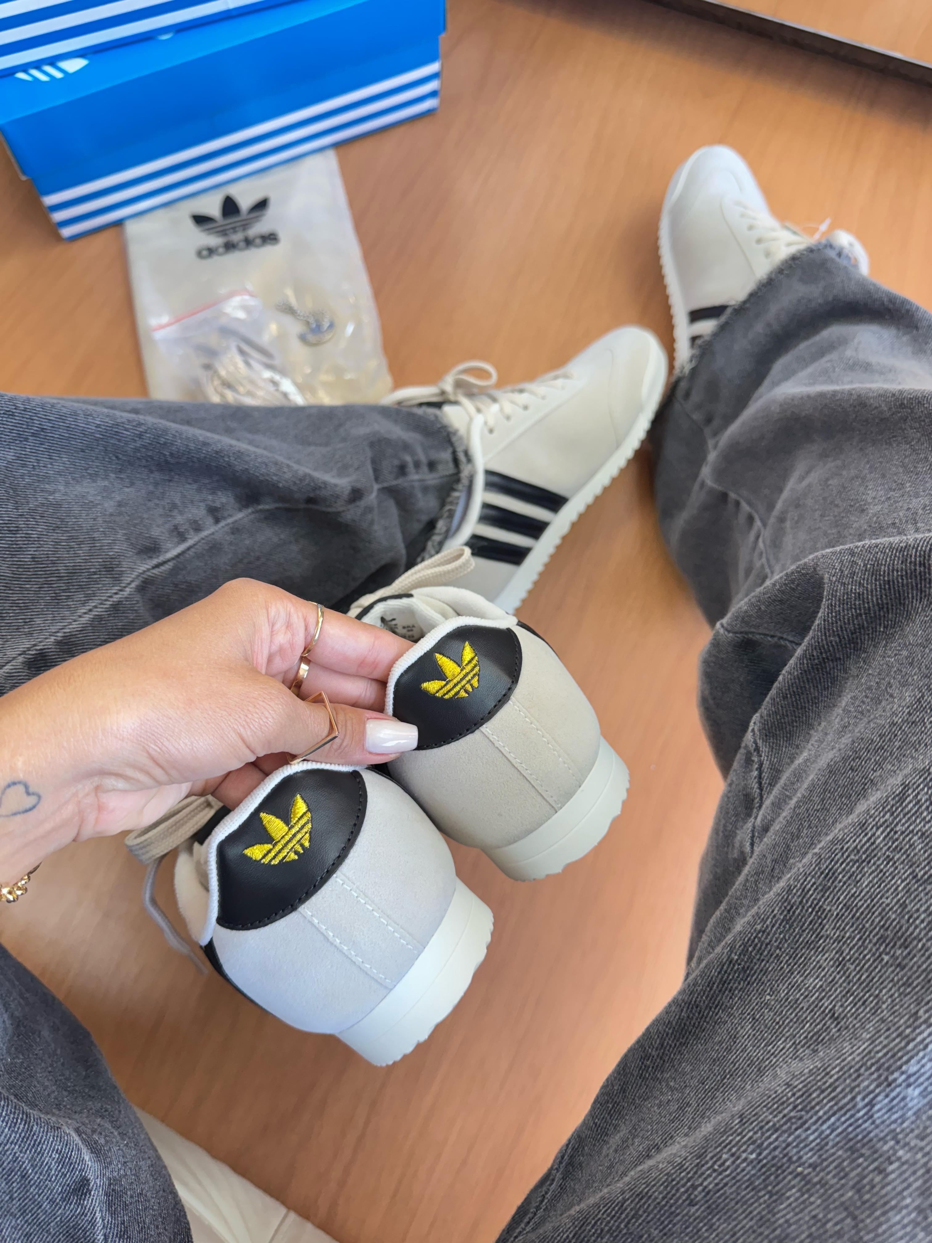 #079 Adidas Originals retrô do 34 ao 39 R$237,90