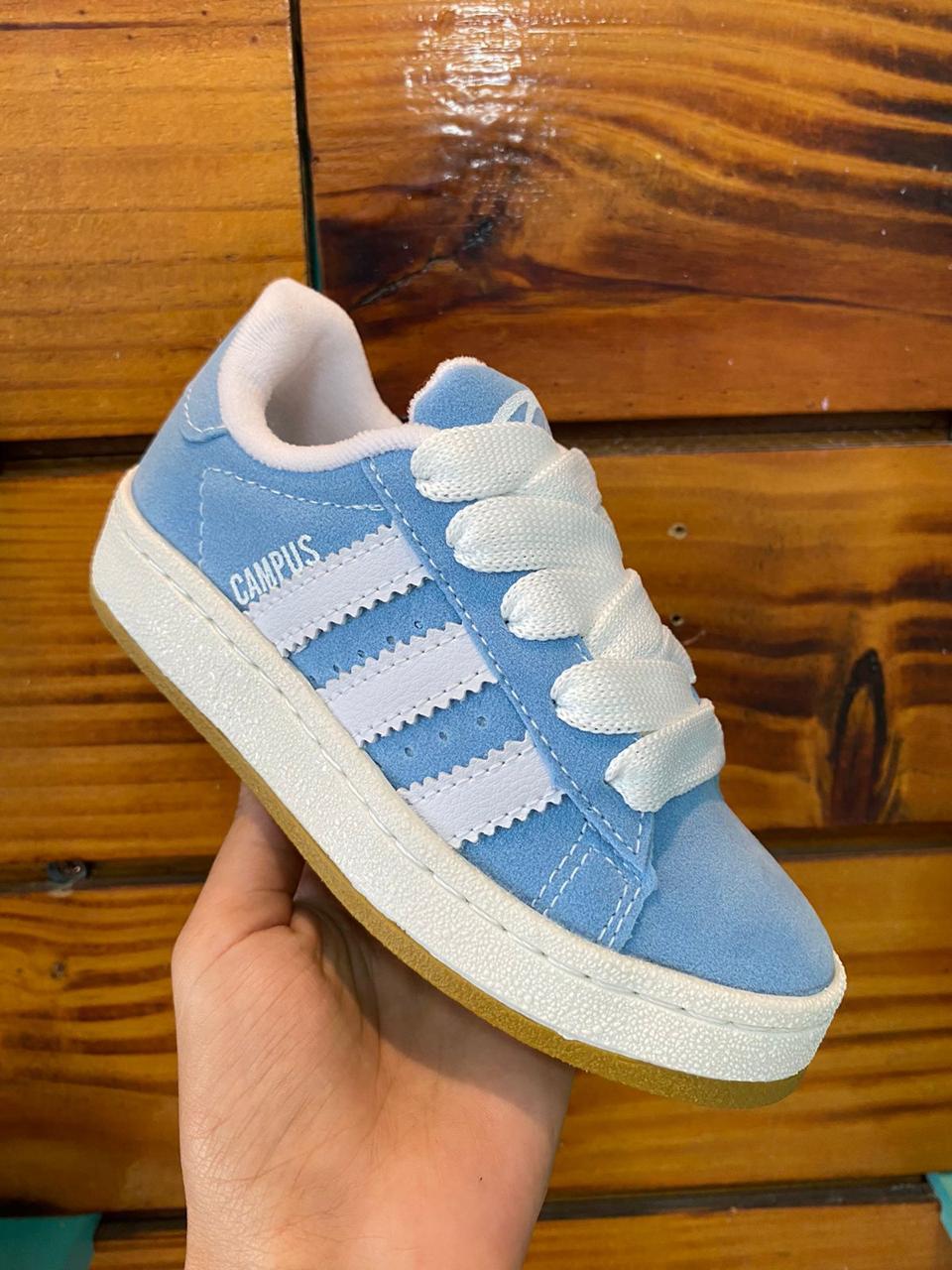 #090 Adidas Campus infantil, azul e branco, disponível do 26 ao 33 R$169,90