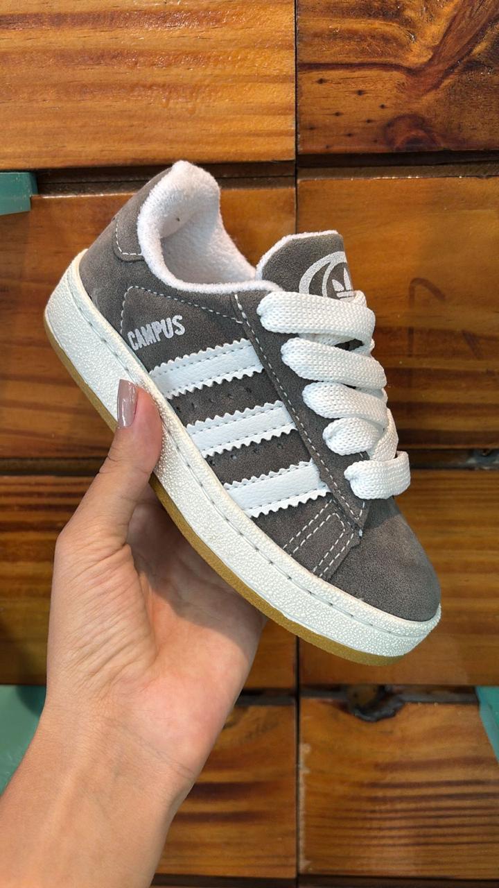 #091 Adidas Campus infantil, marrom e branco, disponível do 26 ao 33 R$169,90