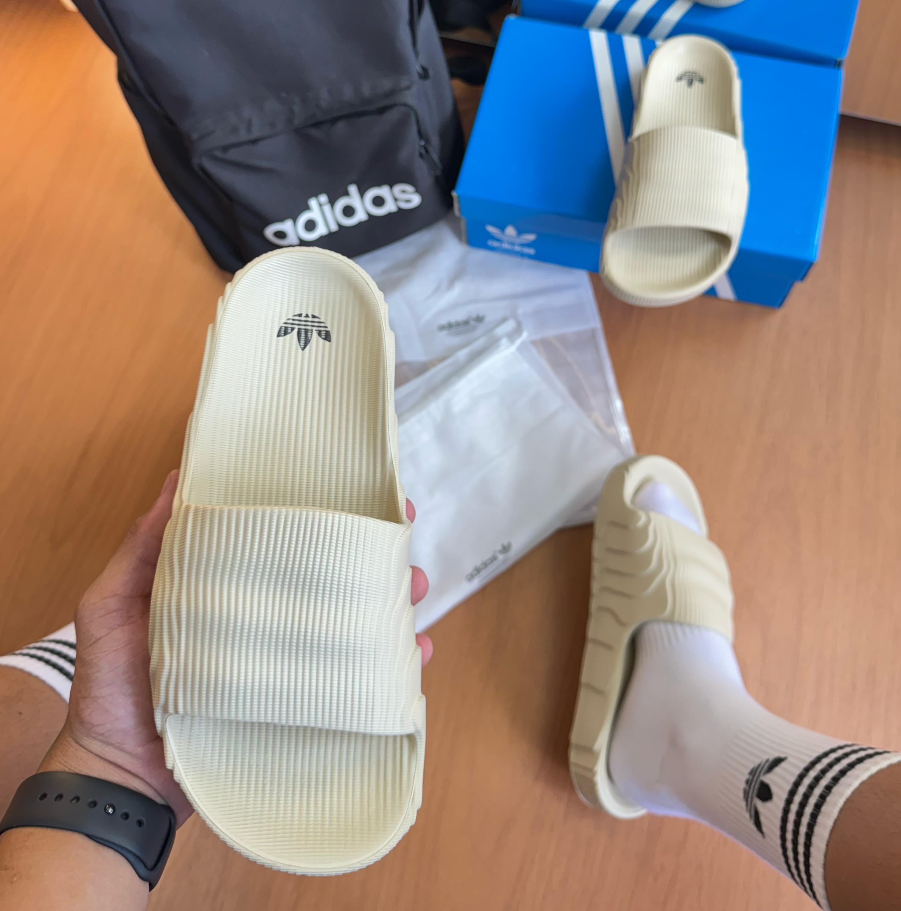 #092 Chinelo Adidas Adilette bege, disponível do 3738 ao 4344, com sacolinha personalizada R$199,90