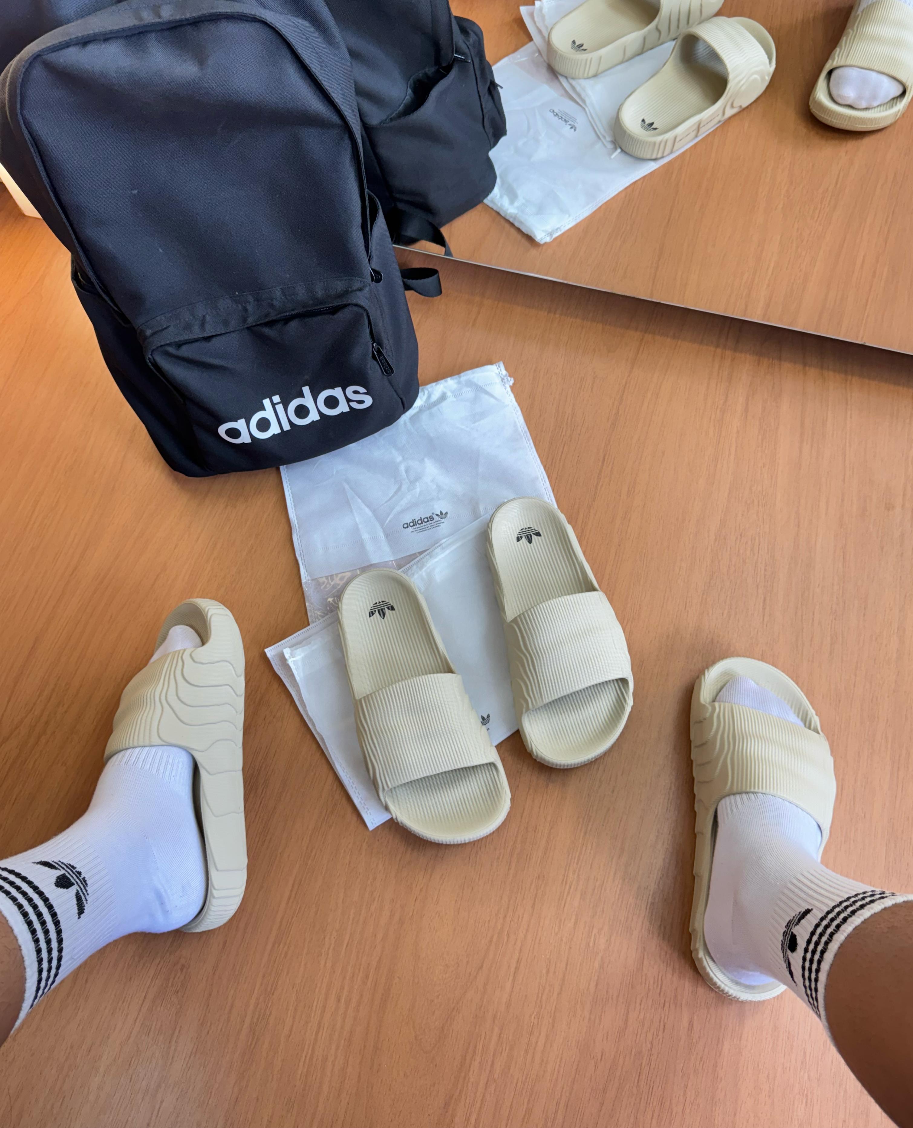 #092 Chinelo Adidas Adilette bege, disponível do 3738 ao 4344, com sacolinha personalizada R$199,90