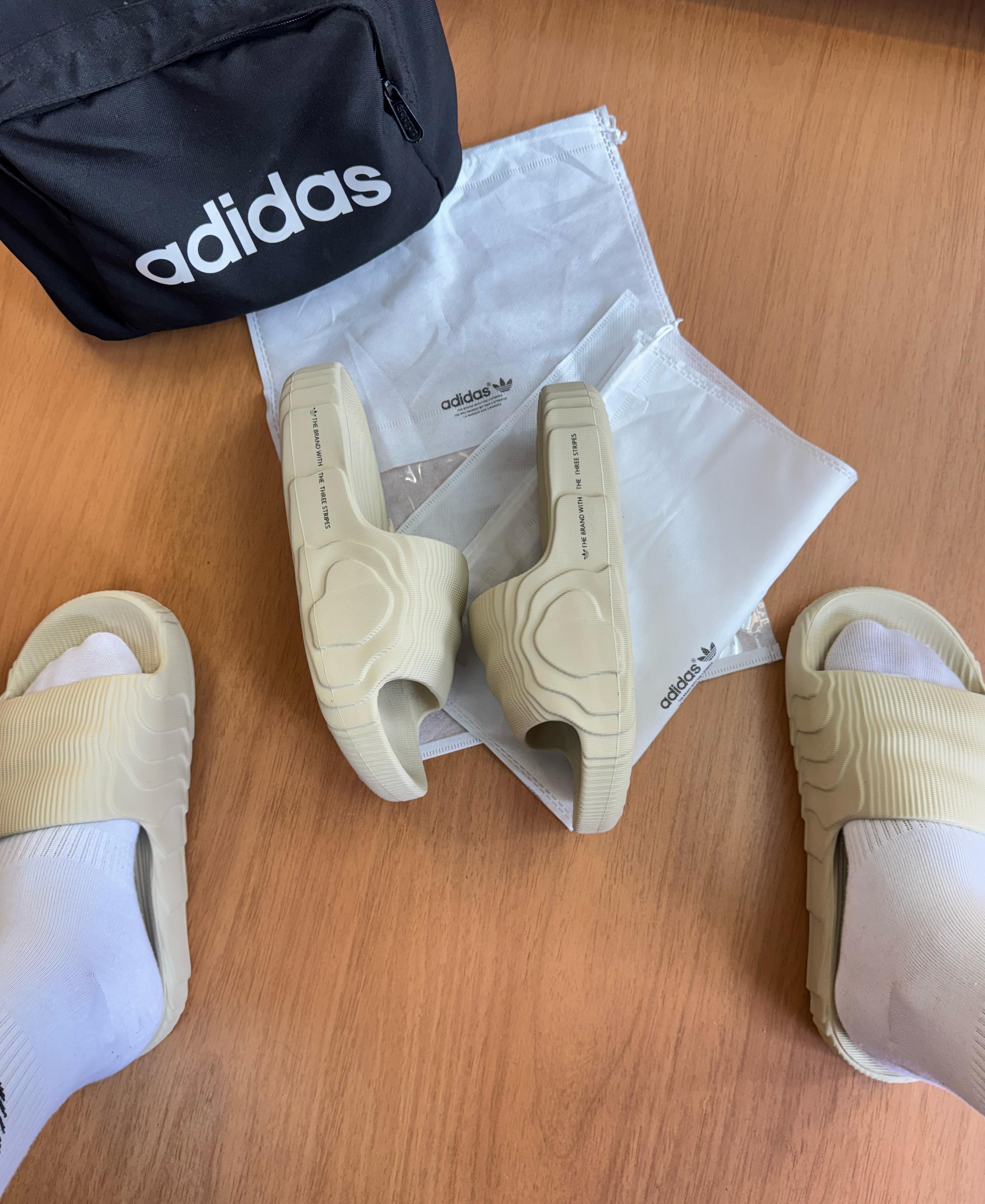 #092 Chinelo Adidas Adilette bege, disponível do 3738 ao 4344, com sacolinha personalizada R$199,90