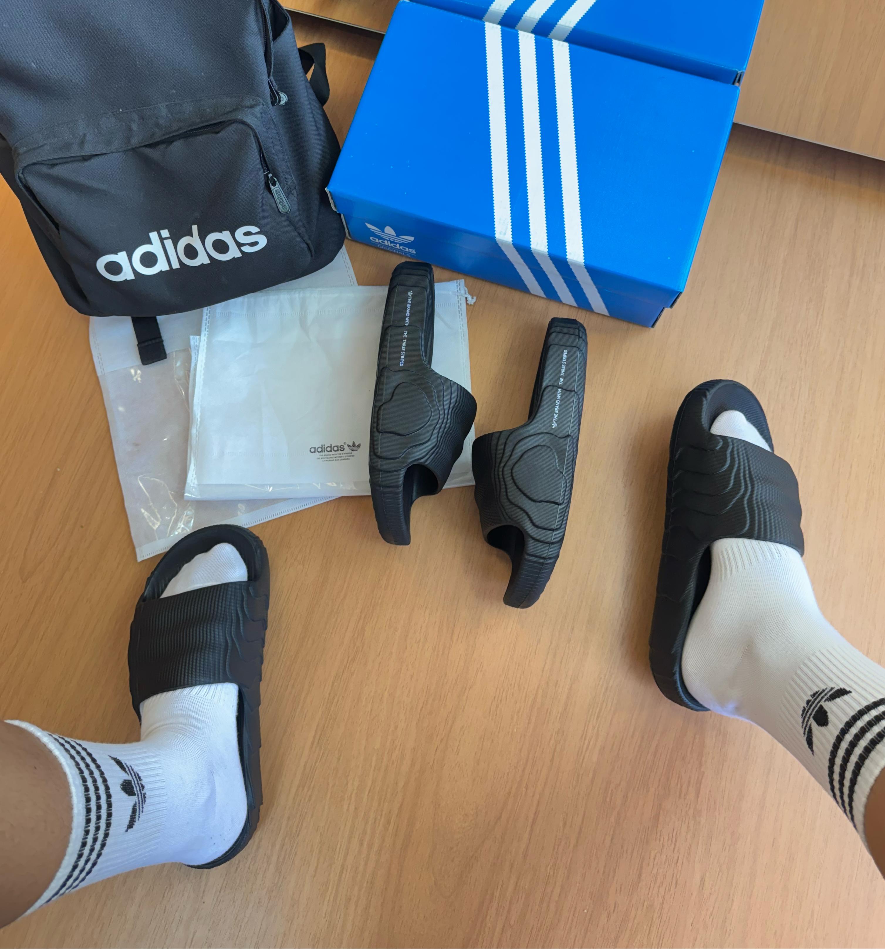 #093 Chinelo Adidas Adilette preto, disponível do 3738 ao 4344, com sacolinha personalizada R$219,90