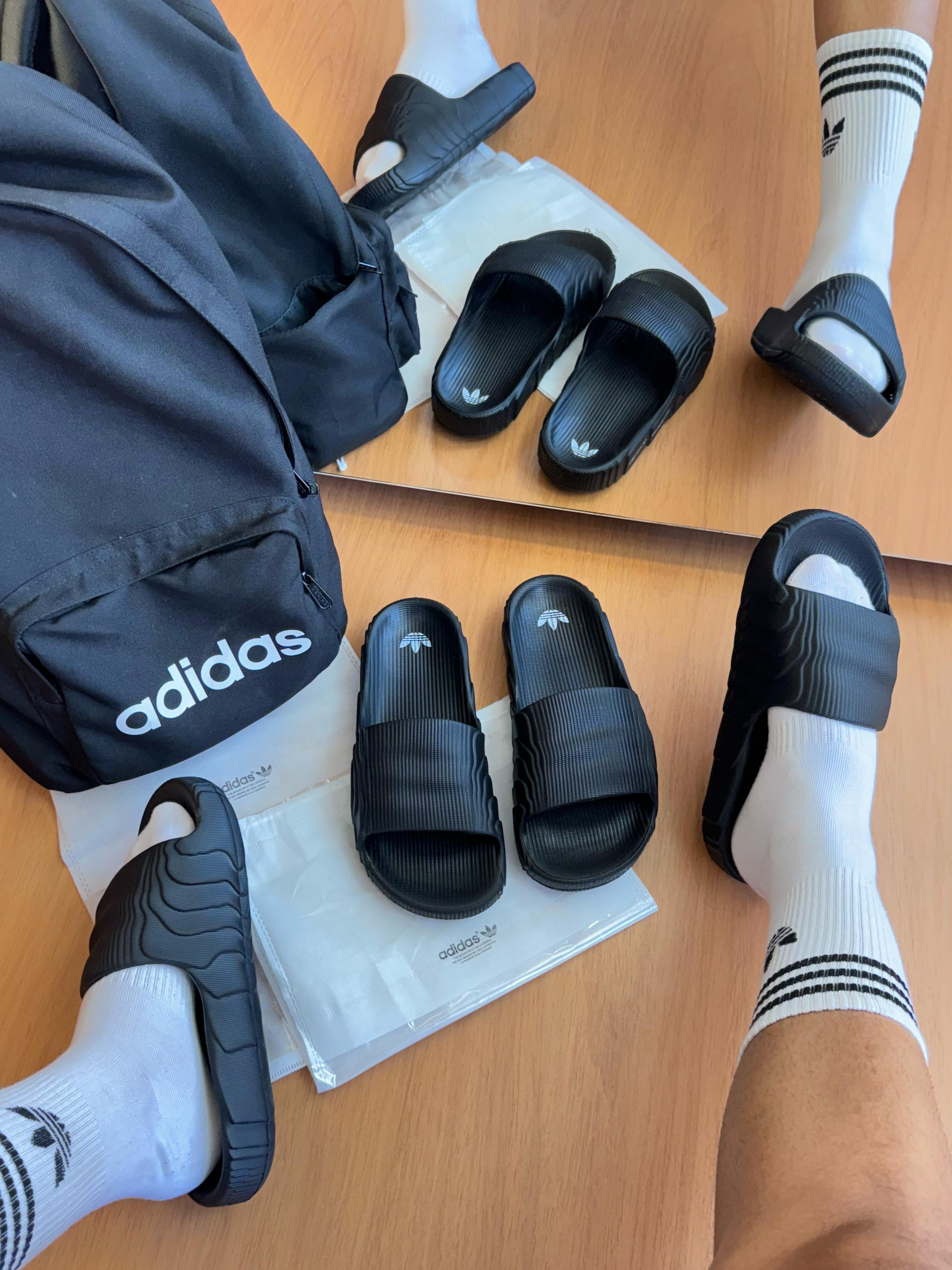 #093 Chinelo Adidas Adilette preto, disponível do 3738 ao 4344, com sacolinha personalizada R$219,90