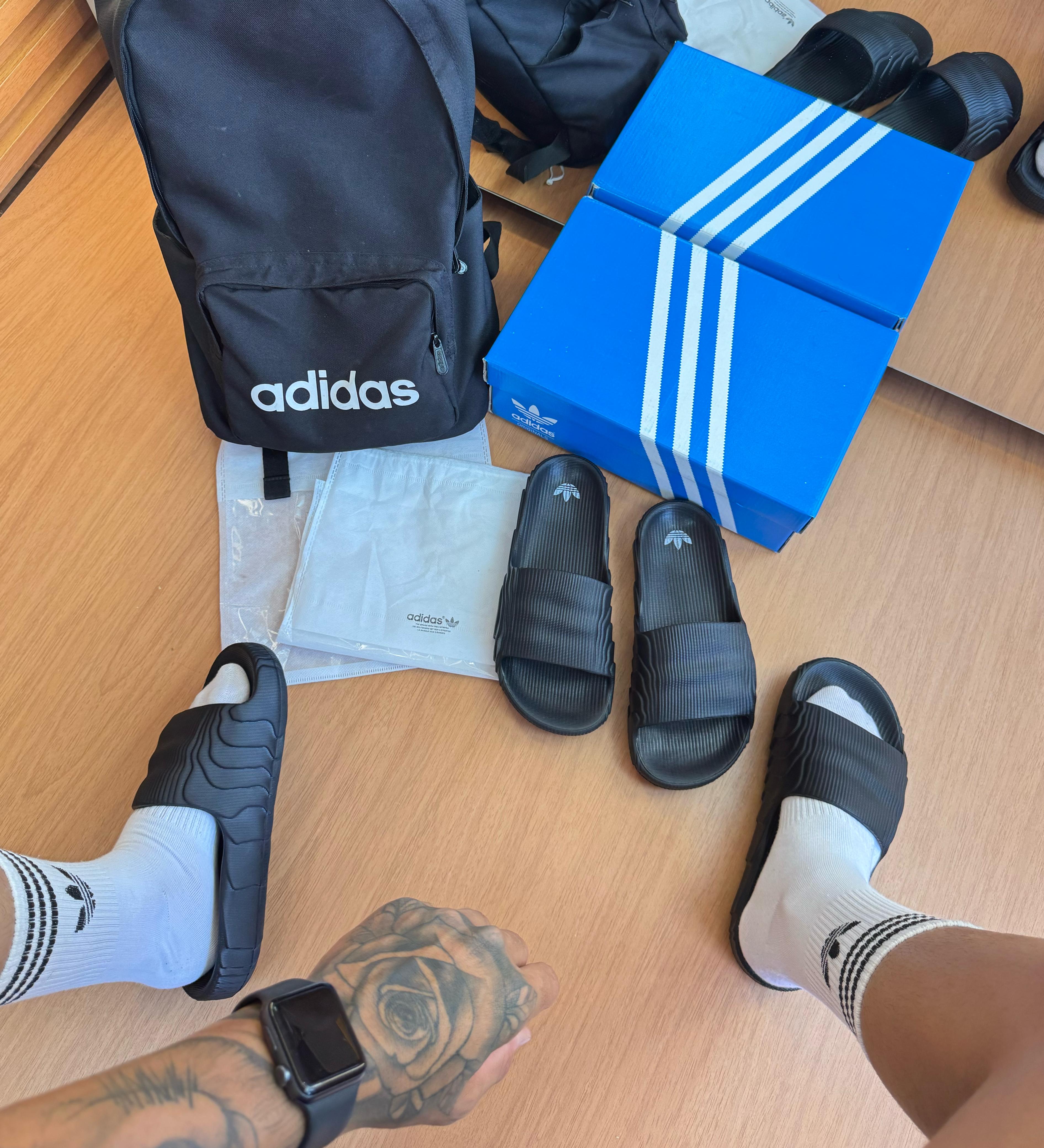 #093 Chinelo Adidas Adilette preto, disponível do 3738 ao 4344, com sacolinha personalizada R$219,90