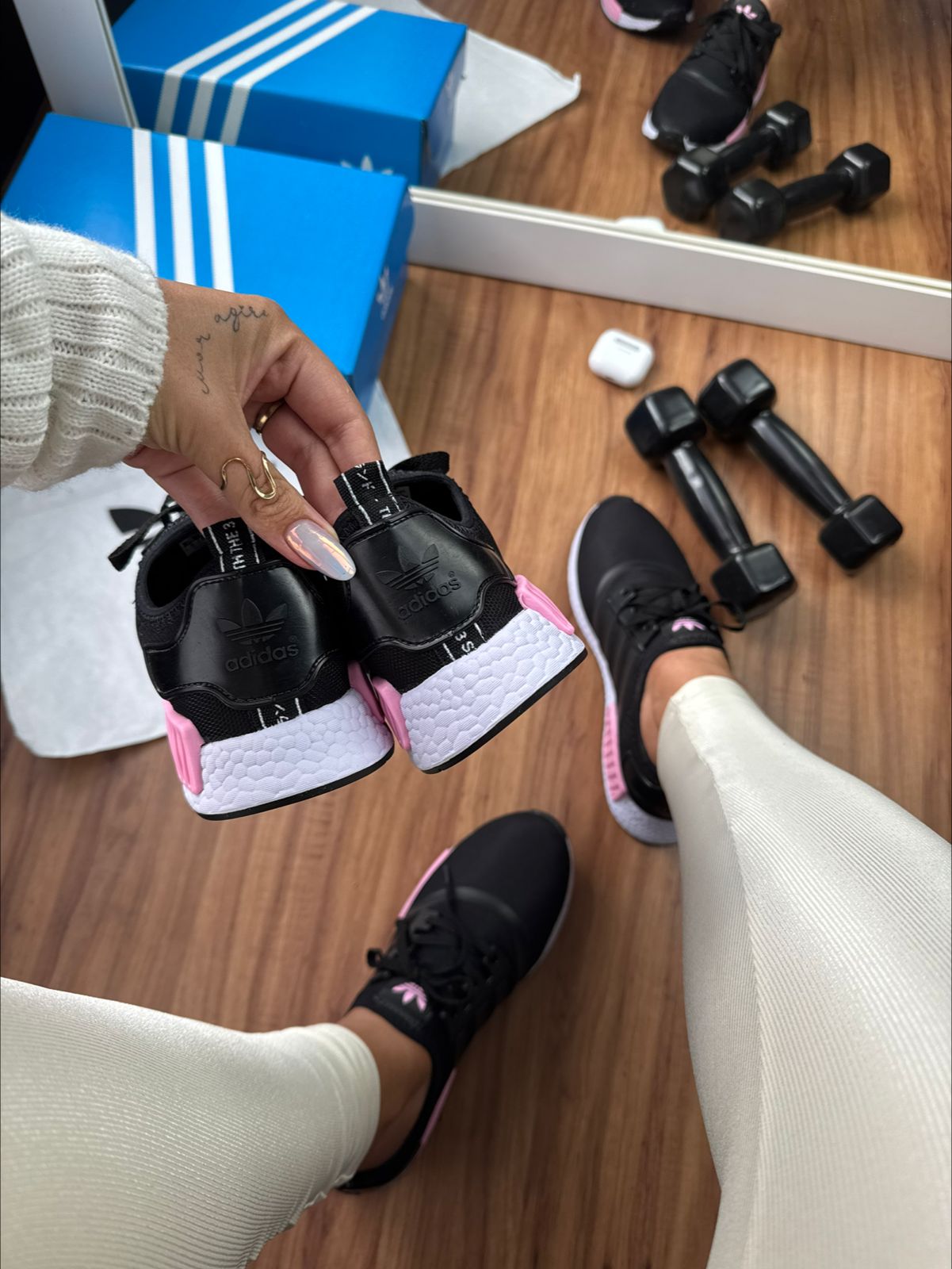 #094 Adidas NMD preto e rosa, disponível do 34 ao 39 R$229,90