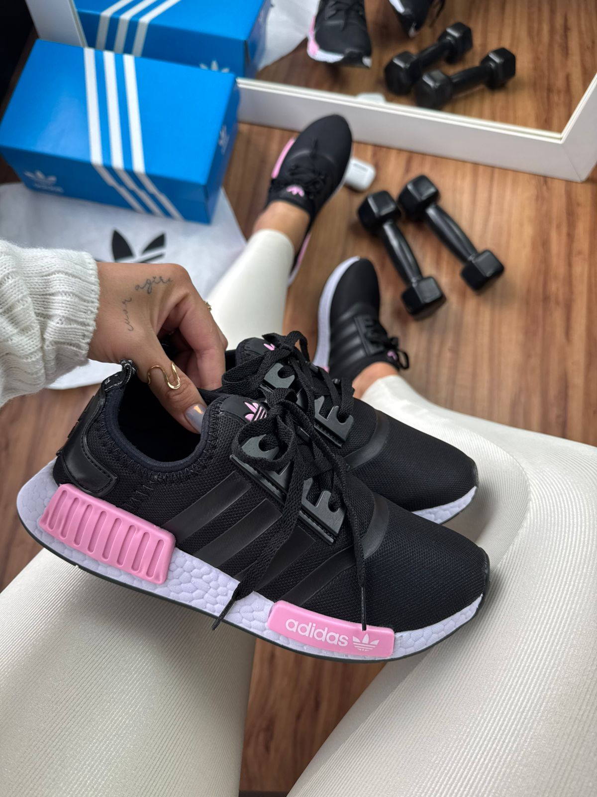 #094 Adidas NMD preto e rosa, disponível do 34 ao 39 R$229,90