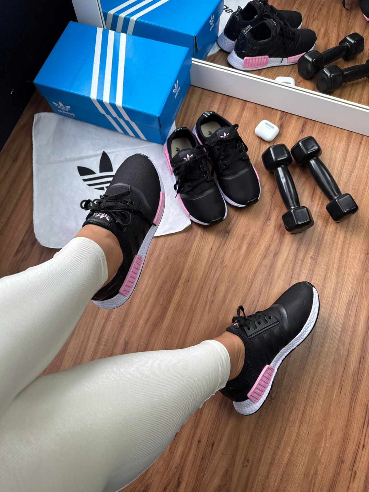 #094 Adidas NMD preto e rosa, disponível do 34 ao 39 R$229,90