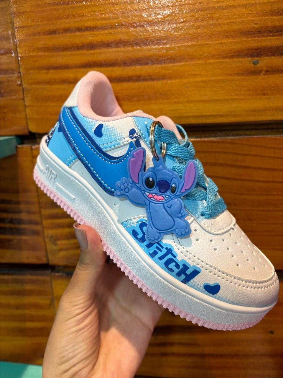 #104 Nike Stitch infantil, branco e azul, disponível do 26 ao 33 R$164,90