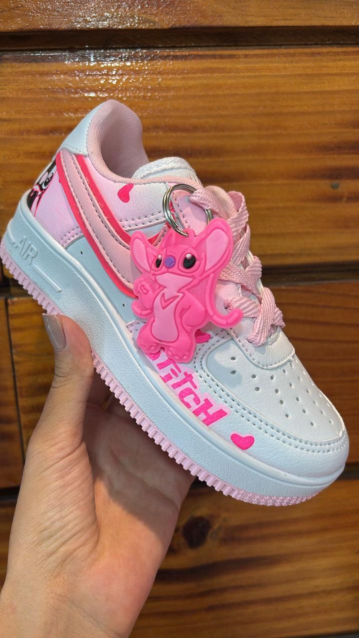 #105 Nike Stitch infantil, branco e rosa, disponível do 26 ao 33 R$164,90
