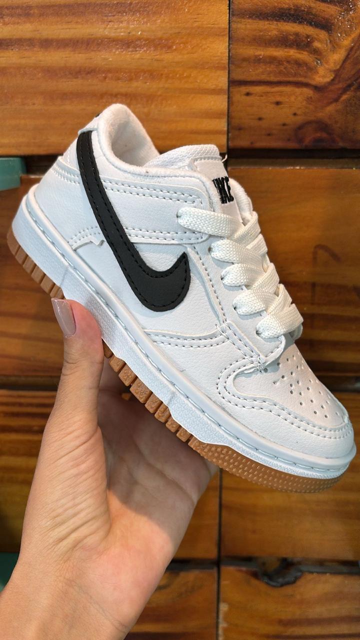 #108 Nike Dunk infantil, branco e preto, disponível do 26 ao 33 R$159,90