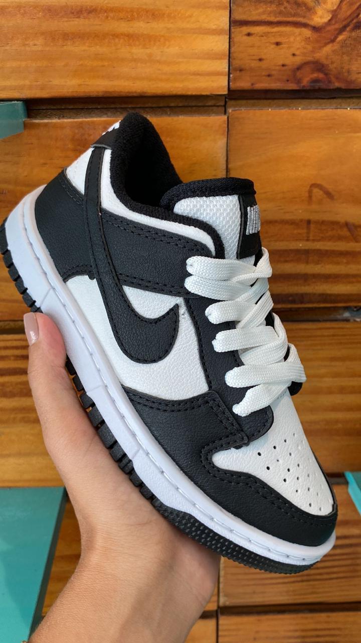 #109 Nike Dunk infantil, branco e preto, disponível do 26 ao 33 R$169,90