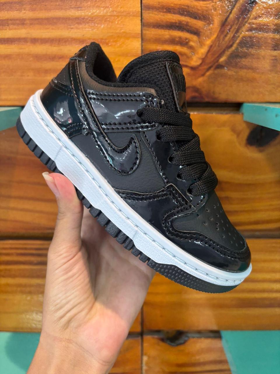 #110 Nike Dunk infantil, preto, disponível do 26 ao 33 R$149,90