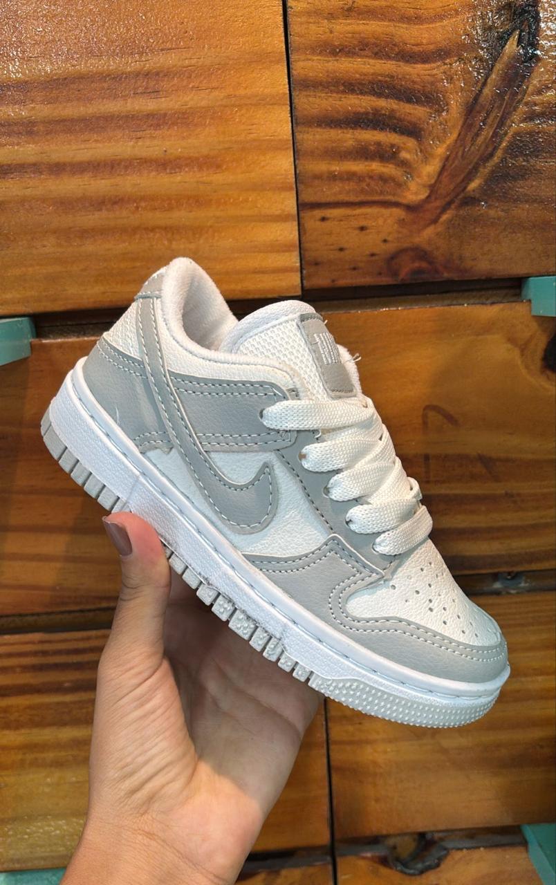 #111 Nike Dunk infantil, branco e cinza, disponível do 26 ao 33 R$152,90