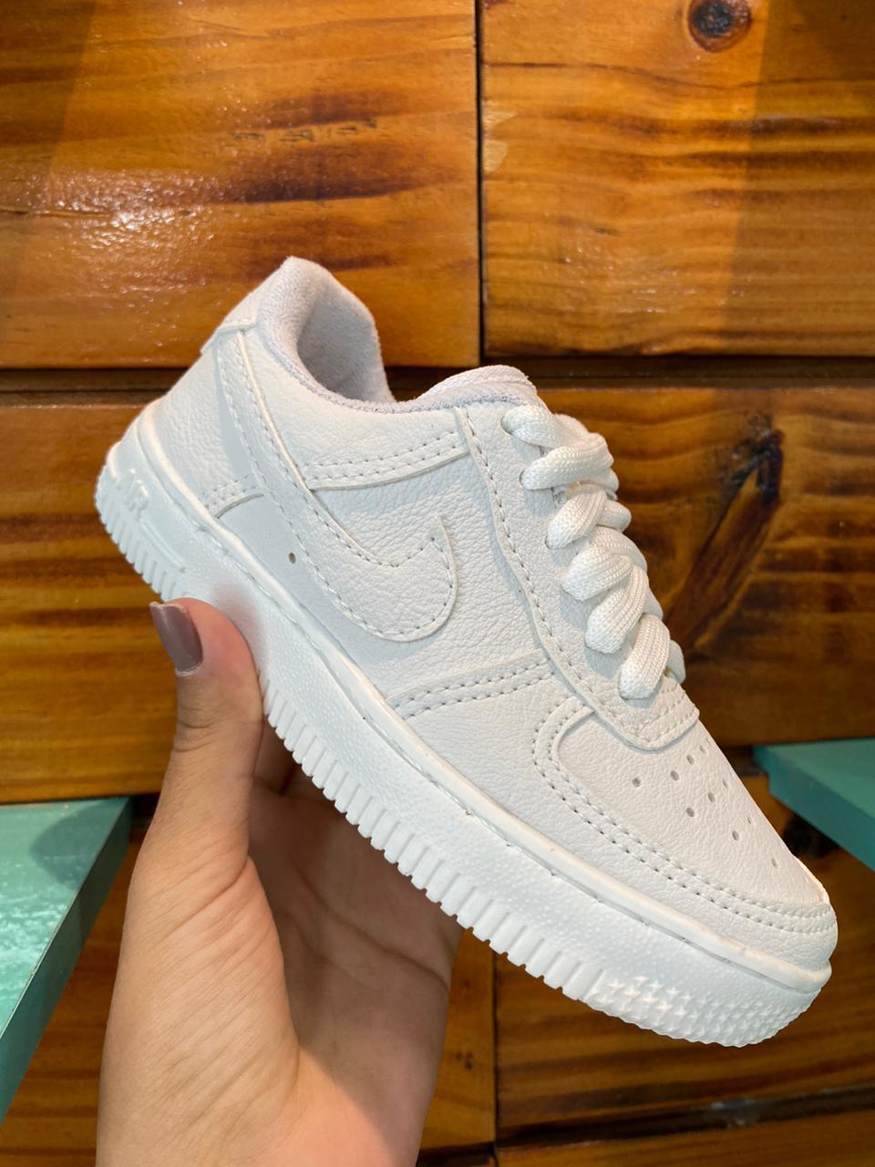 #112 Nike Dunk infantil, branco, disponível do 26 ao 33 R$157,90