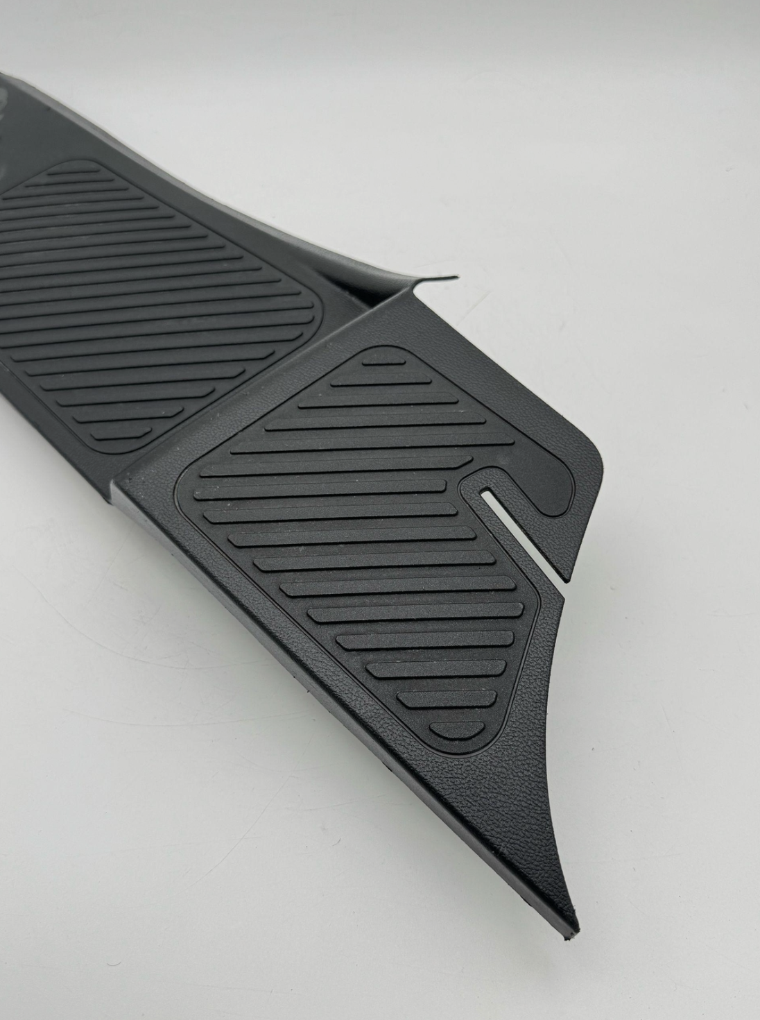 2020-2024 FORD EXPLORER RIGHT PASS REAR DOOR SILL SCUFF PLATE COVER TRIM OEM
