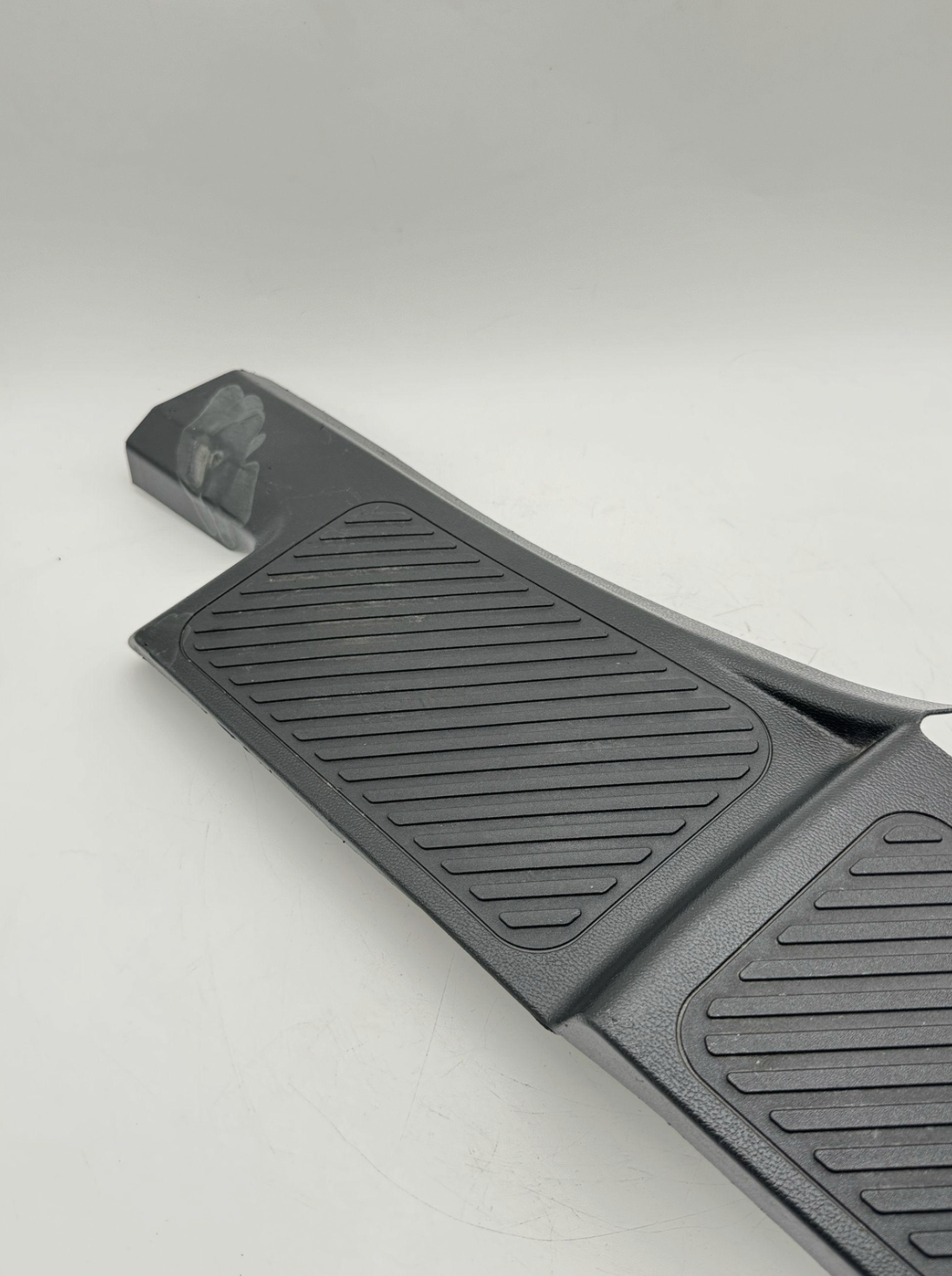 2020-2024 FORD EXPLORER RIGHT PASS REAR DOOR SILL SCUFF PLATE COVER TRIM OEM