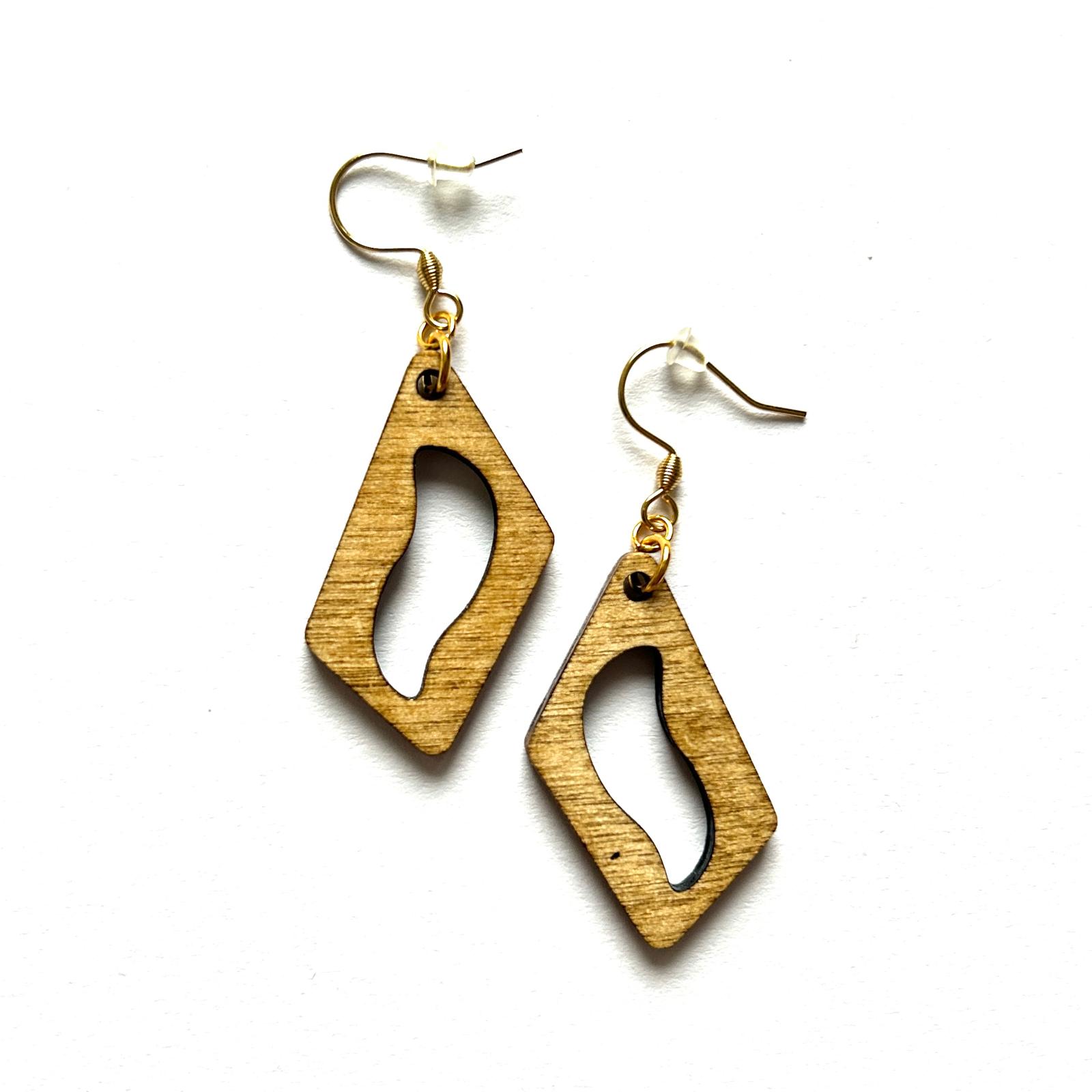 Ohrring "Holzviereck mit geschwungenem Loch"