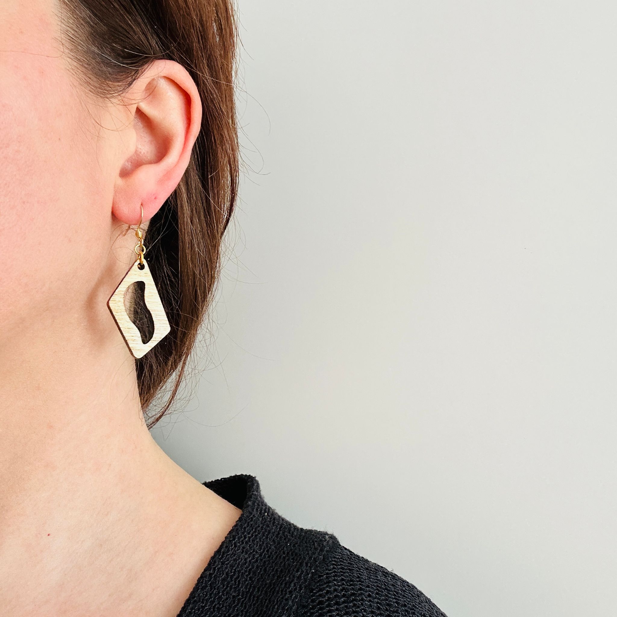 Ohrring "Holzviereck mit geschwungenem Loch"