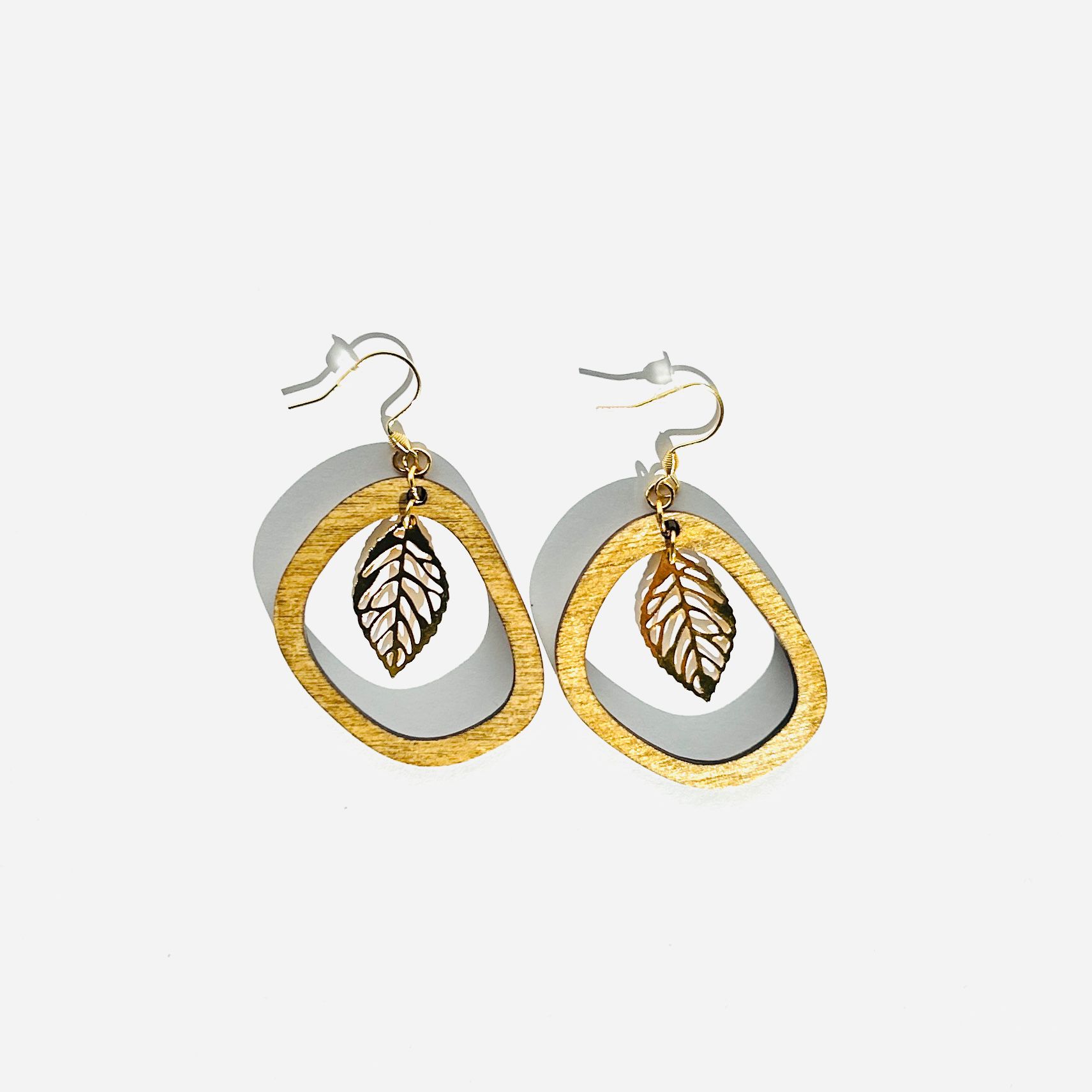 Ohrring "Holzcreolen mit Blatt"