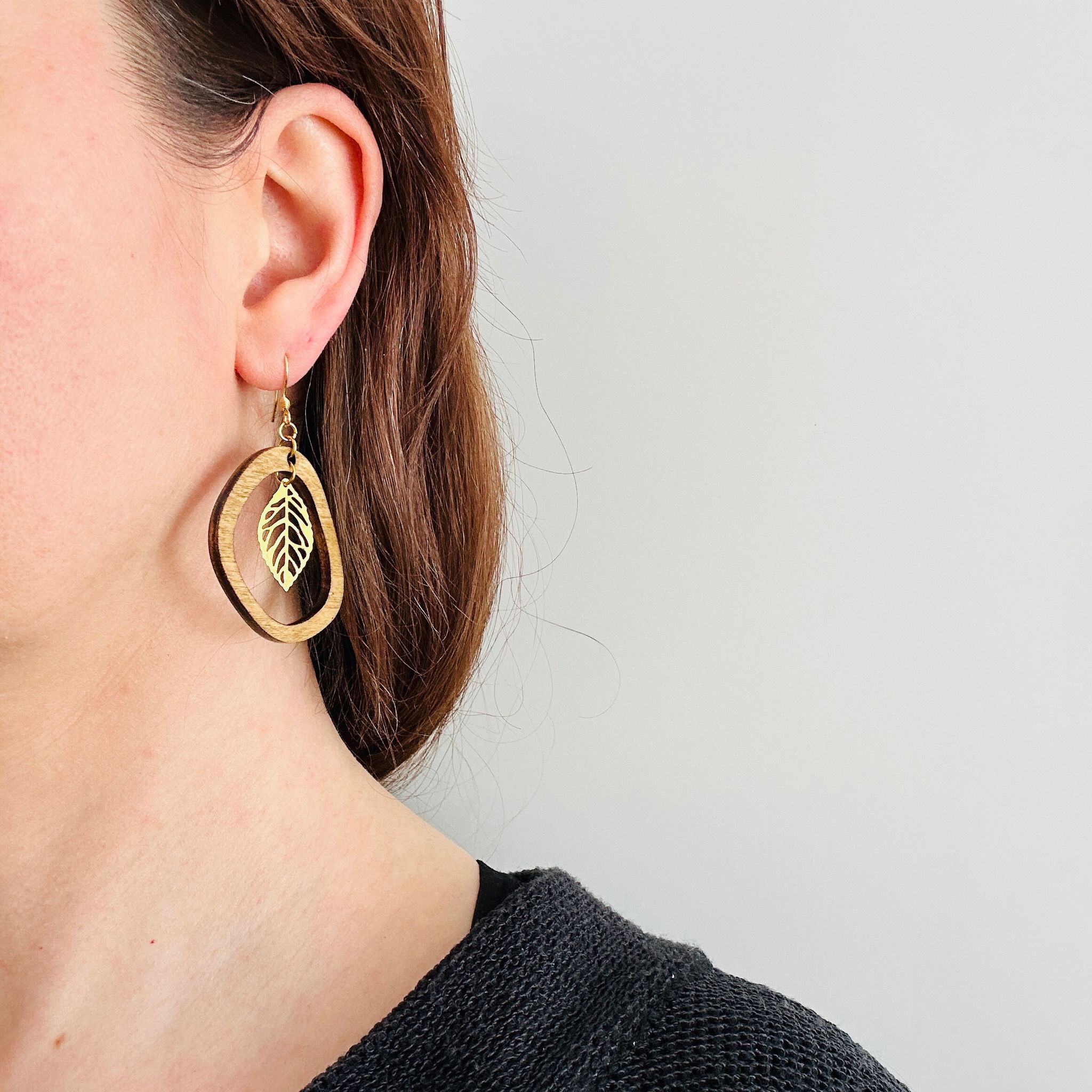 Ohrring "Holzcreolen mit Blatt"