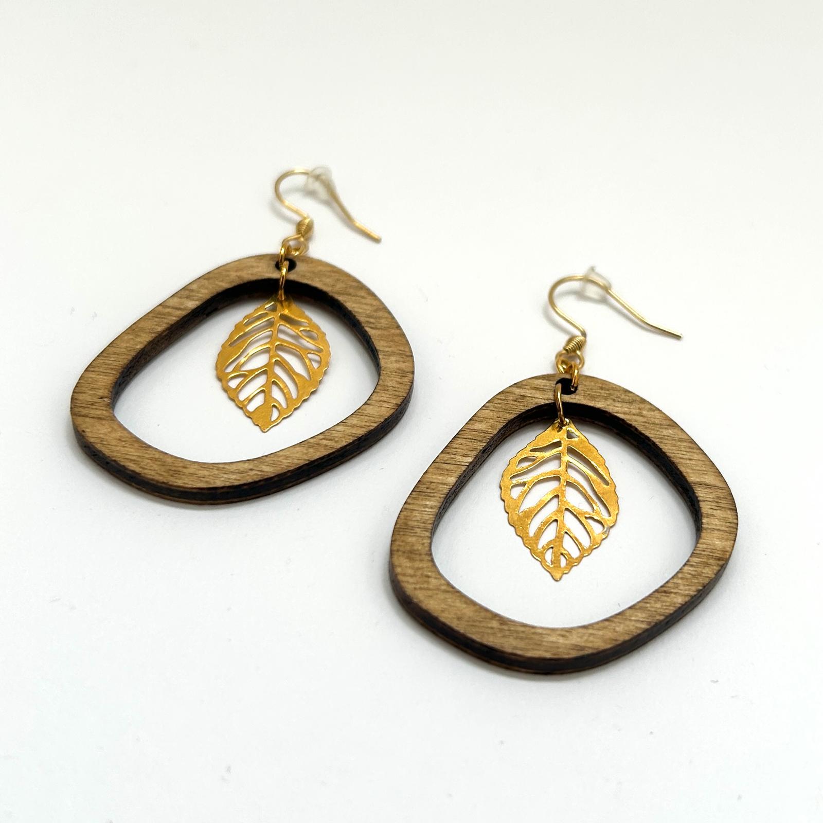 Ohrring "Holzcreolen mit Blatt"