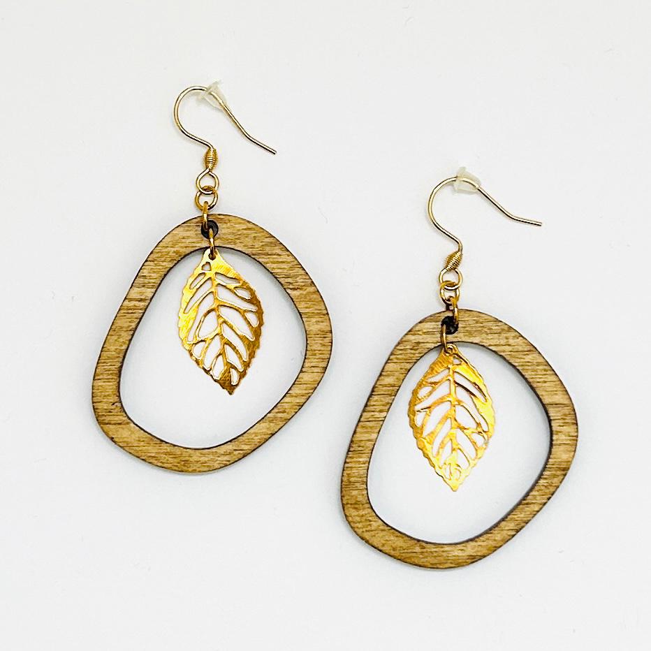 Ohrring "Holzcreolen mit Blatt"