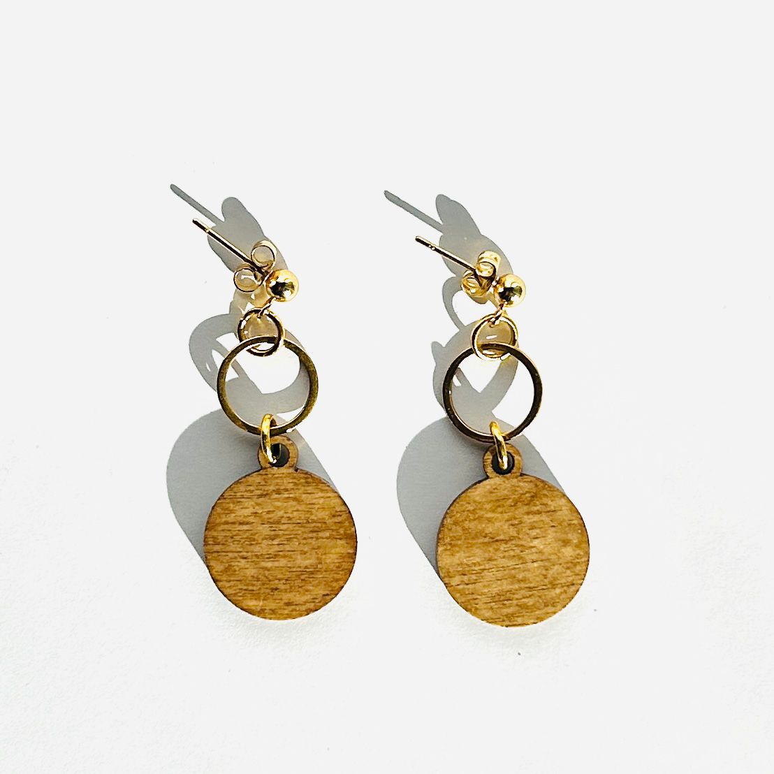 Ohrring "Runder Holzanhänger mit Metallring"