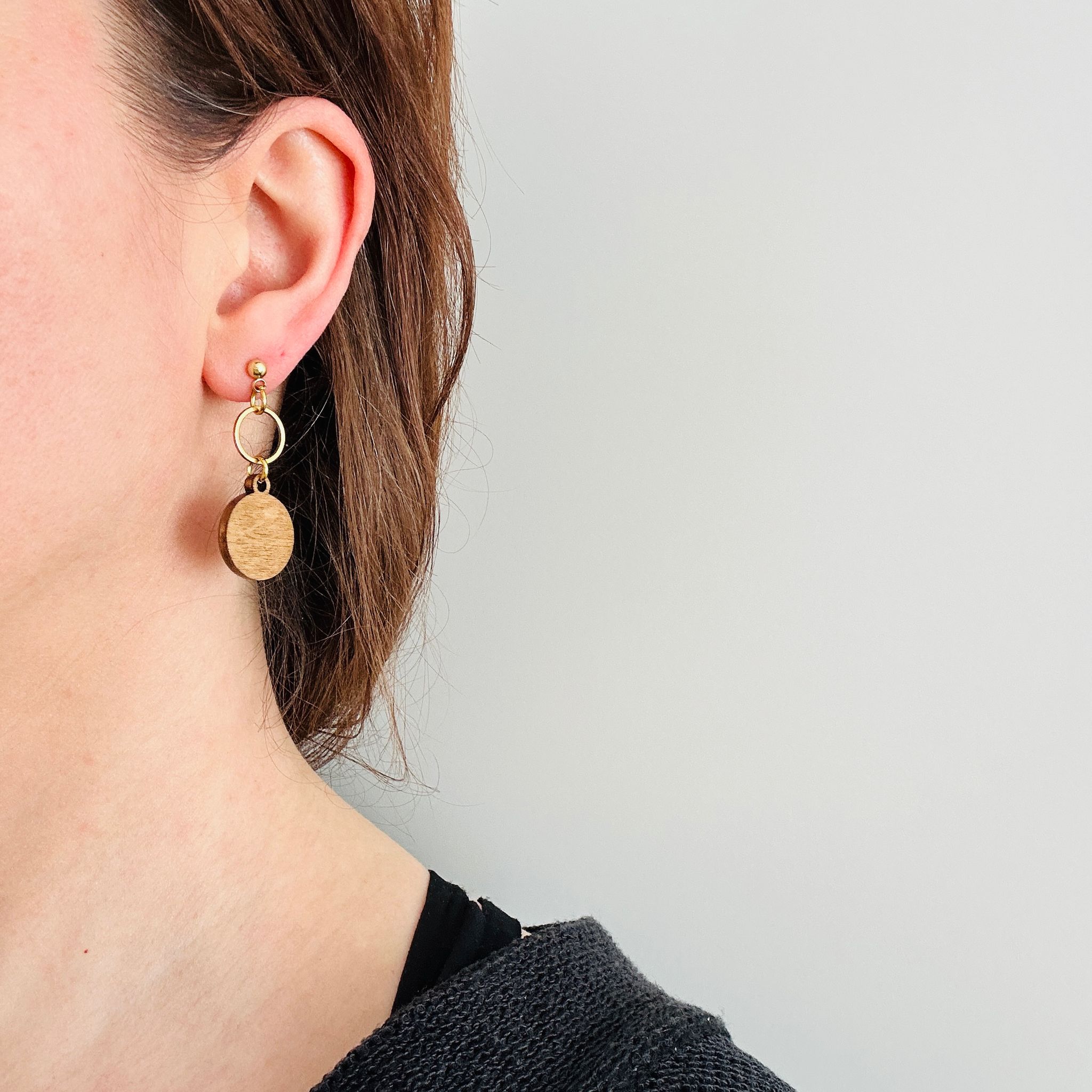 Ohrring "Runder Holzanhänger mit Metallring"