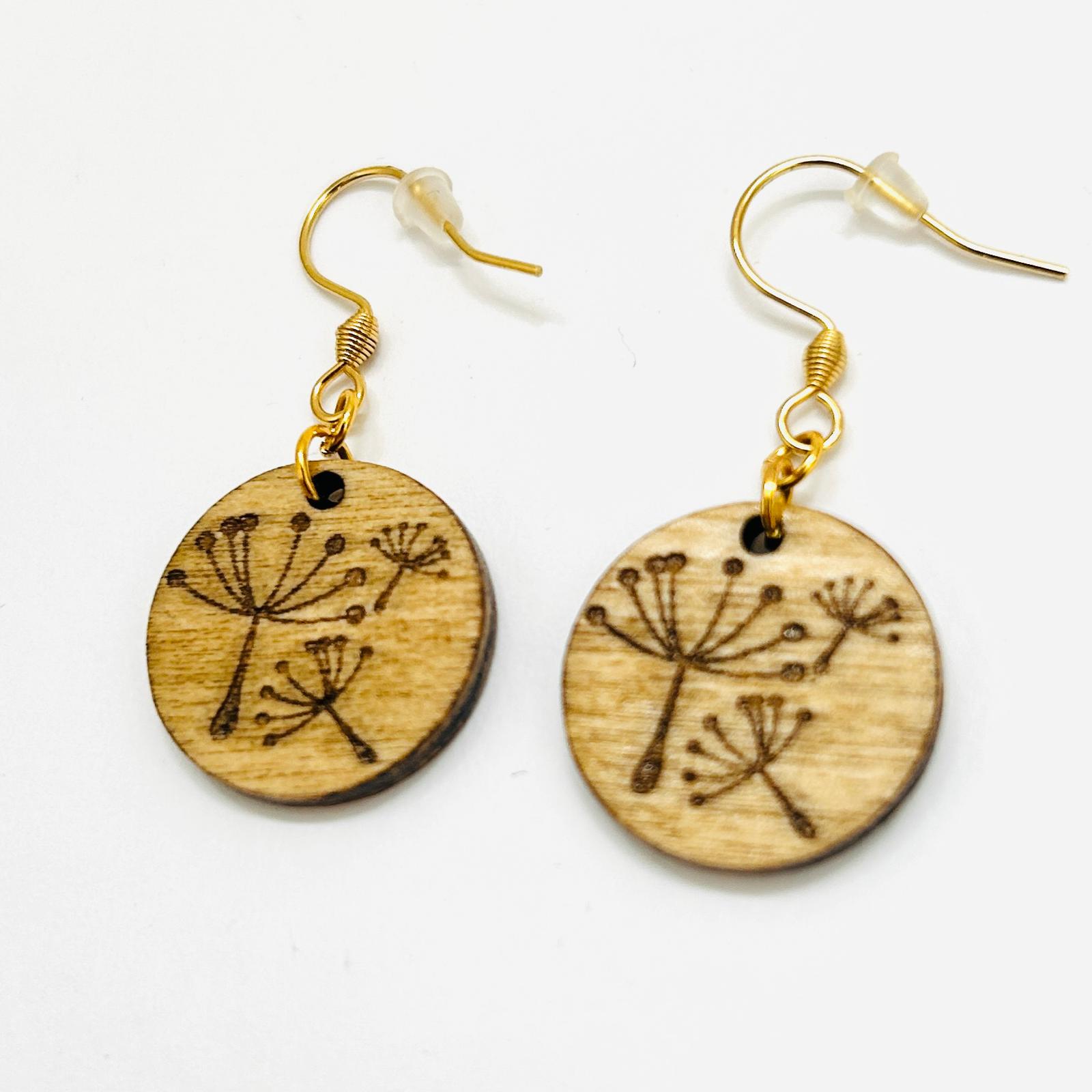 Ohrring "Holzanhänger mit Pusteblumen"
