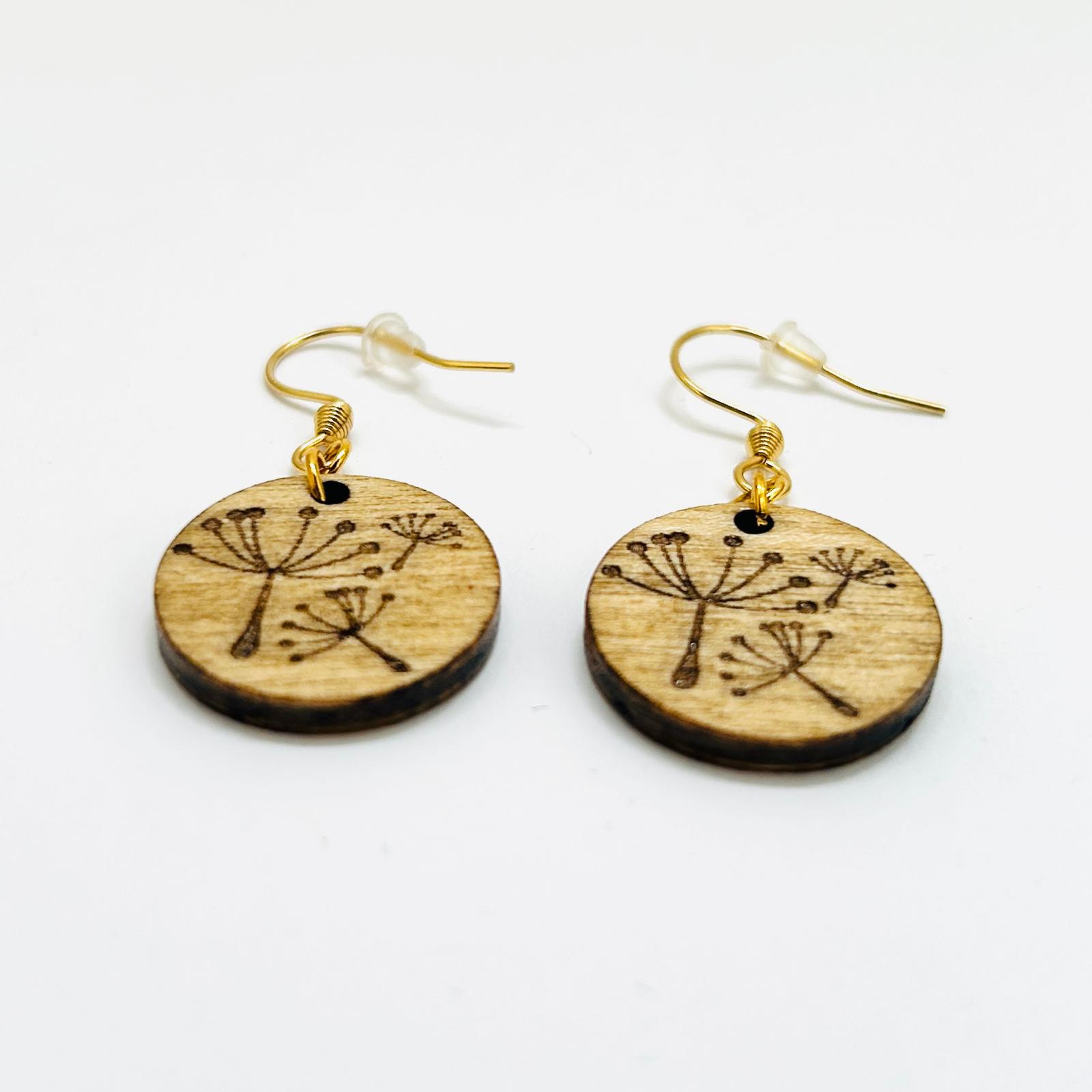 Ohrring "Holzanhänger mit Pusteblumen"