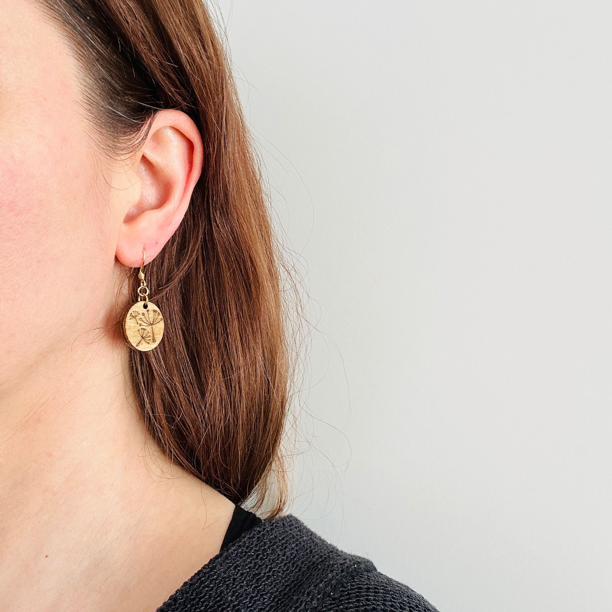 Ohrring "Holzanhänger mit Pusteblumen"