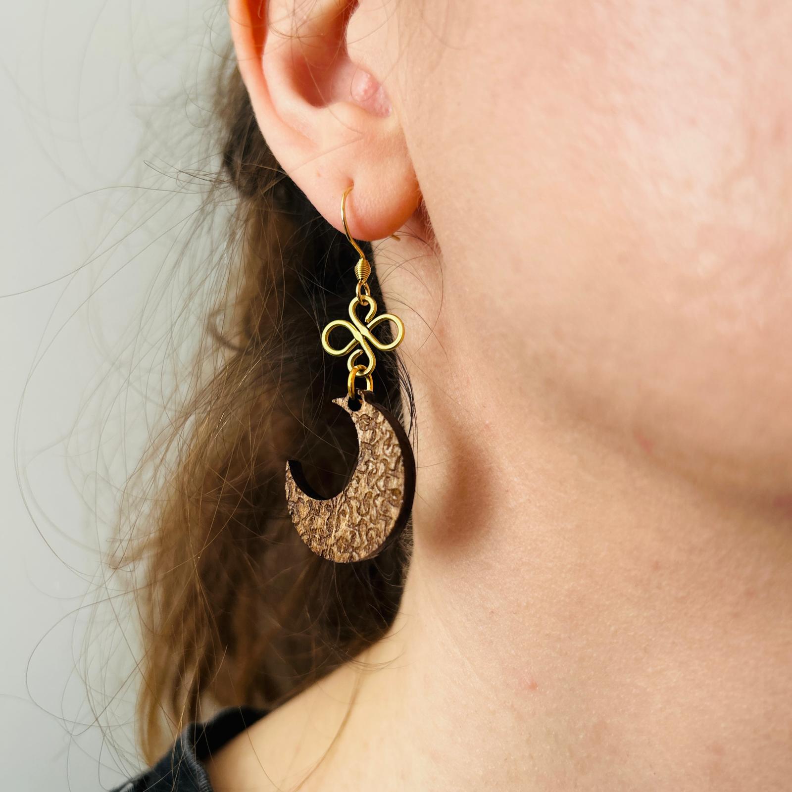 Ohrring „Mahagoni-Mond“