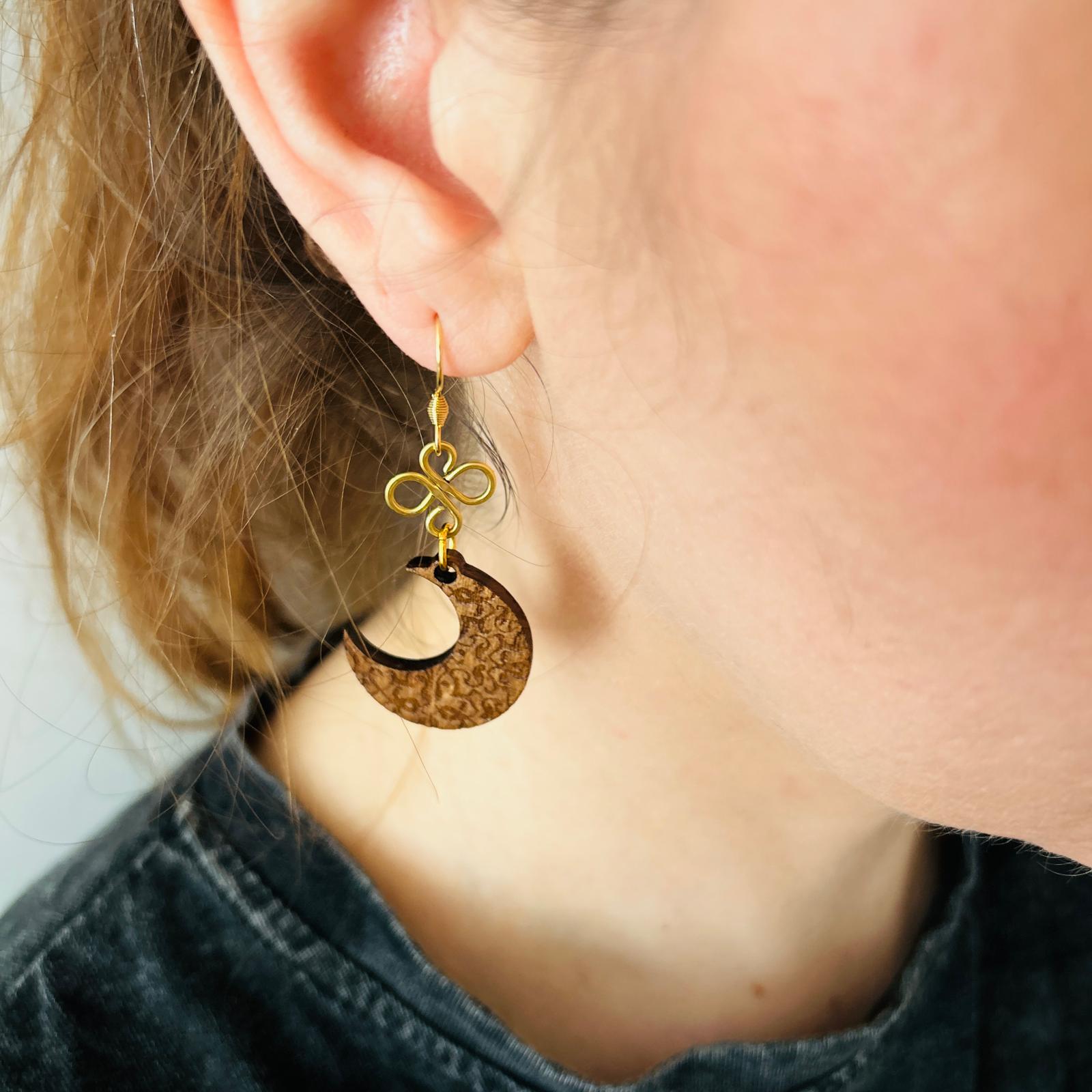 Ohrring „Mahagoni-Mond“