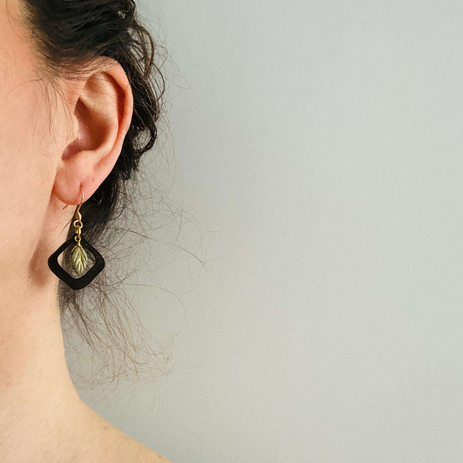 Ohrring "Blatt schwarz grün"