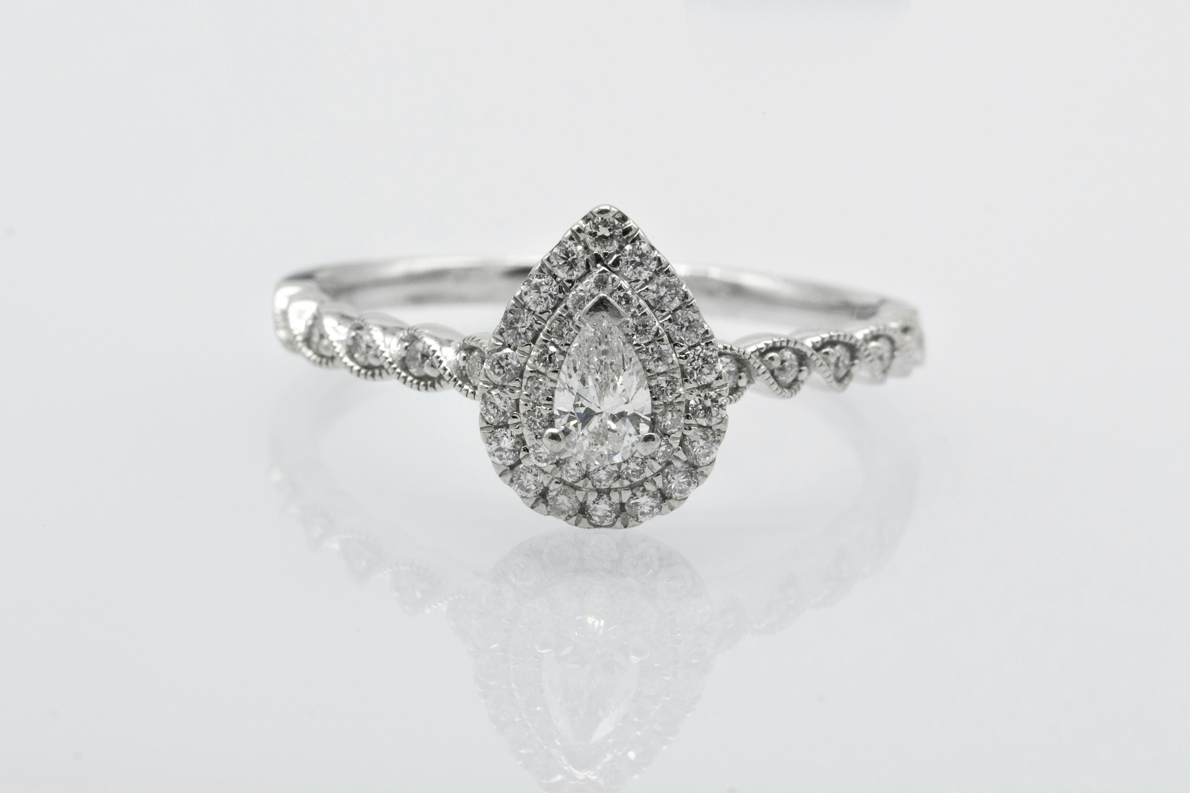 Pear-shaped Lab Grown Diamond Ring