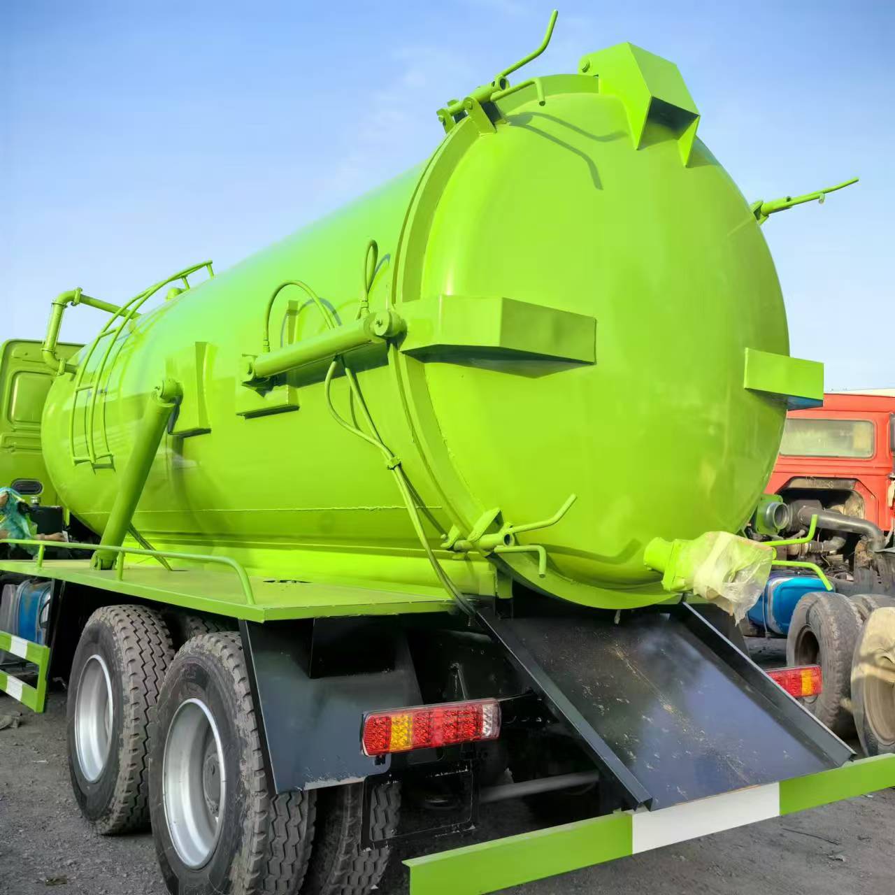 Sinotruck Howo 20CBM 6x4 Used Vacuum Truck Sewage Suction Trucks