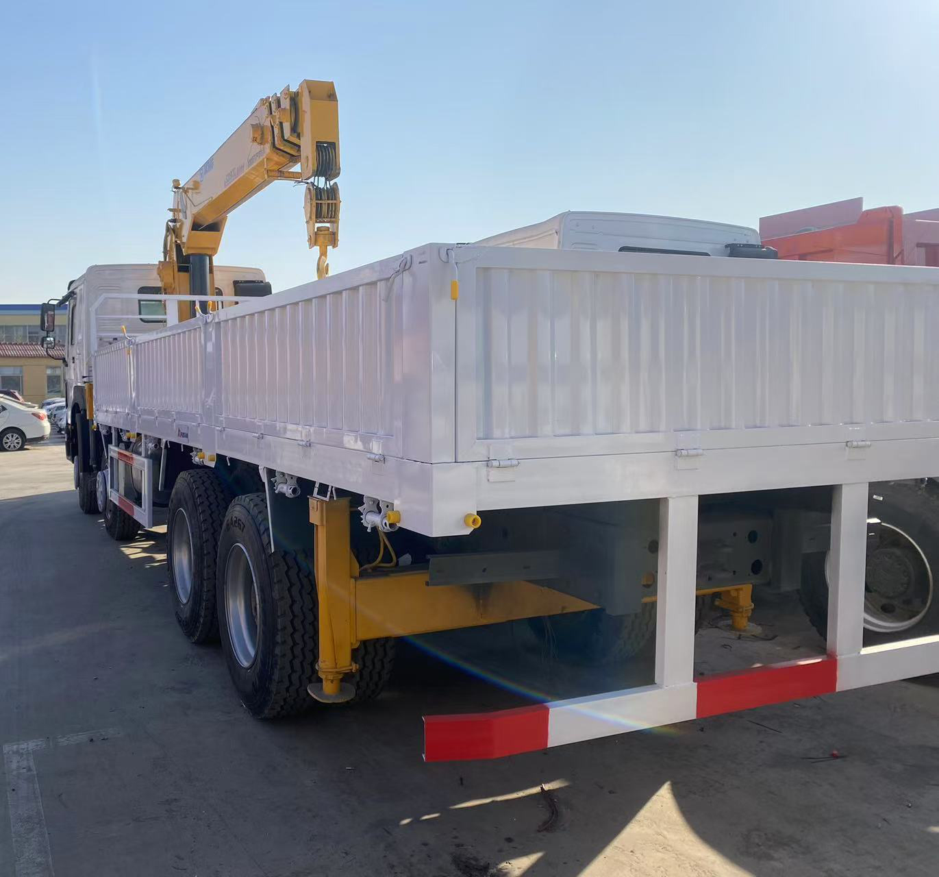 Sinotruk HOWO 4X2 6X4 8X4 371HP 420HP Boom Mounted Crane Truck
