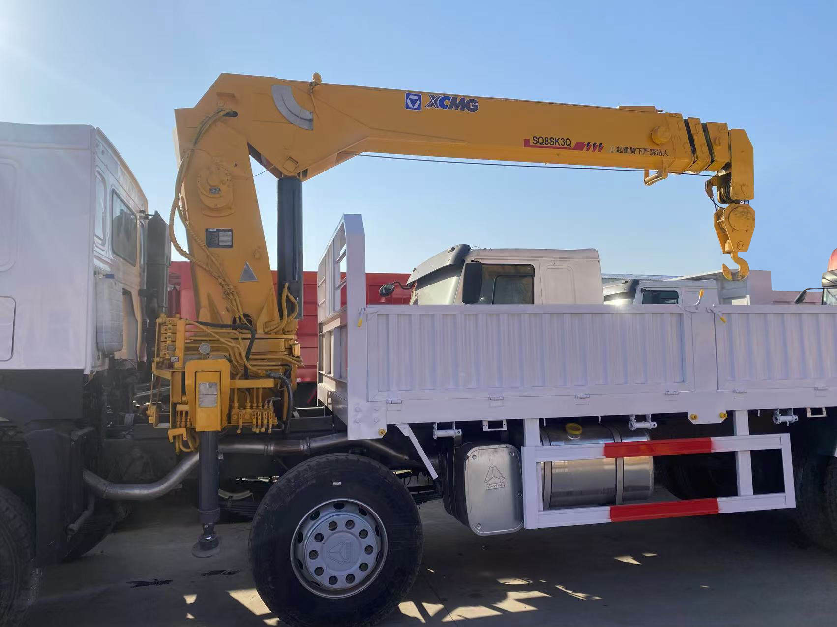 Sinotruk HOWO 4X2 6X4 8X4 371HP 420HP Boom Mounted Crane Truck