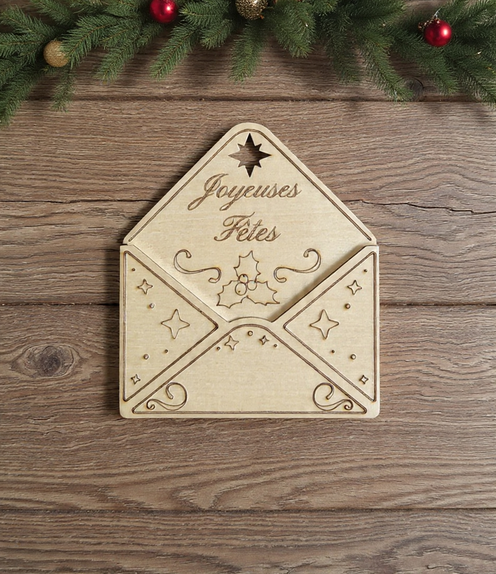 Décoration de Noël en forme d’enveloppe